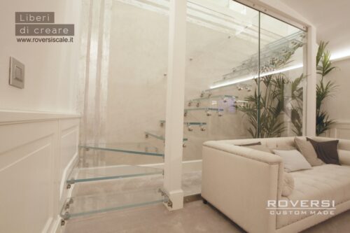 scala a sbalzo in vetro strutturale realizzata per l'atelier di Alessandra Rinaudo